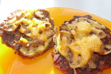 Фото к рецепту: Картофельные оладьи, запеченные с шампиньонами и сыром