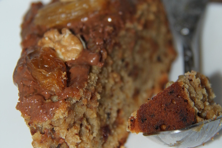 Фото к рецепту: Творожный кексовый пирог с изюмово-грецким насыщением