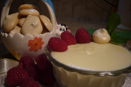 Фото к рецепту: Натильяс (яичный крем – десерт) с меренгами и малиной.
