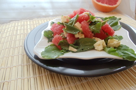 Фото к рецепту: Салат из розового грейпфрута с руколой и сыром (завтрак для себя любимой)
