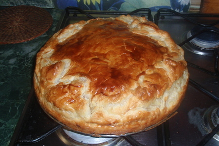 Фото к рецепту: Куриный пирог со слоеным тестом