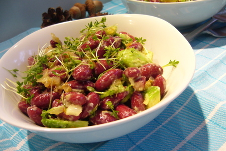 Фото к рецепту: Сытный салат с фасолью и авокадо