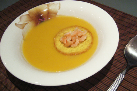 Фото к рецепту: Тыквенный суп-пюре с креветками