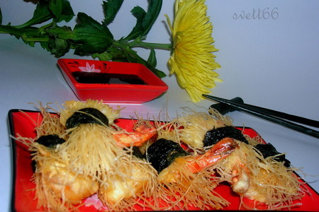 Фото к рецепту: Нежнейшие креветки в  хрустящей "шубке" из рисовой вермишели