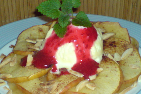 Тёплый яблочно-коричный тарт с ванильным мороженым и клюквенным соусом