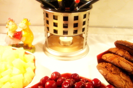Фото к рецепту: Пикантное мятно-шоколадное фондю с вишнями,шоколадным печеньем и ананасами