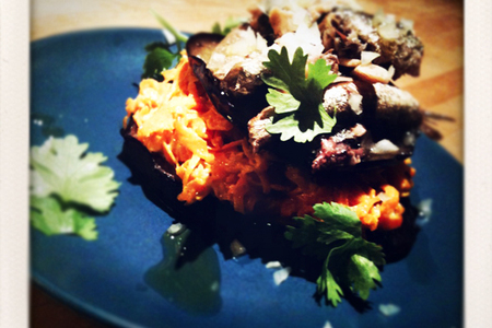 Фото к рецепту: Фуршет 2: канапе из синеньких с морковной смесью и шпротами (новый год?)