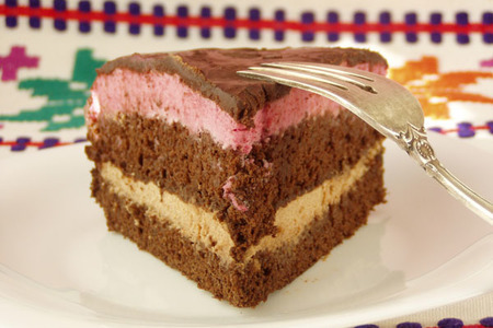 Фото к рецепту: Торт шоколадно-смородиновый