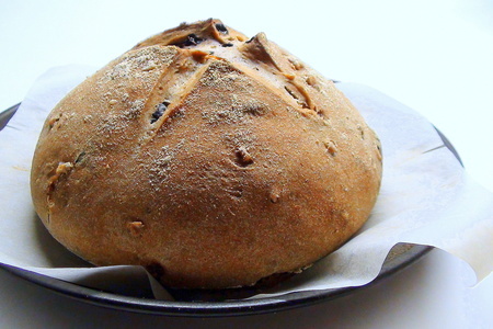 Фото к рецепту: Гречишный хлеб с изюмом и орехами, на яблочной закваске