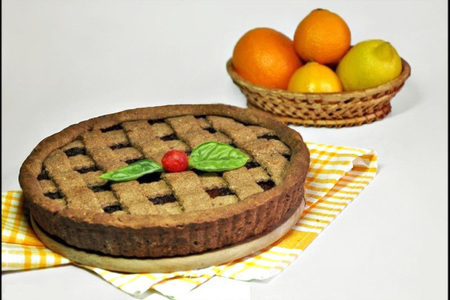 Фото к рецепту: Шоколадный пирог из песочно-орехового теста с курагой и цитрусовыми.