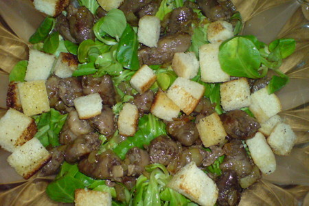 Фото к рецепту: Салат из куриных сердечек,салата и чесночных крутонов
