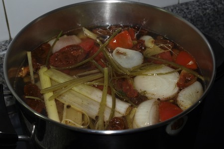 Фото к рецепту: Пряный овощной бульон