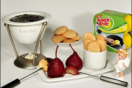 Фото к рецепту: Пряное шоколадное фондю с винными грушами и миндальным печеньем "дакуаз".