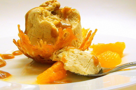 Фото к рецепту: Карамельное суфле с орешками и цитрусовыми «обыкновенное чудо».