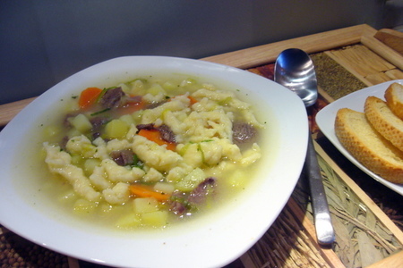 Фото к рецепту: „gaisburger marsch“ (густой суп с говядиной и шпецлями)