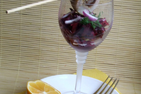 Фото к рецепту: Рулет из сельди на шпажке со свекольно-яблочным салатом