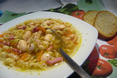 Фото к рецепту: Густой суп с фасолью и ракушками