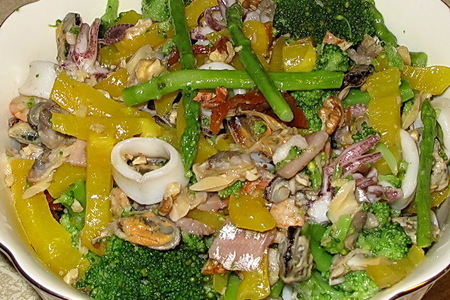 Фото к рецепту: Салат из морепродуктов с овощами