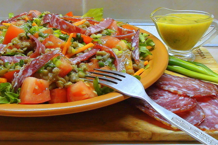 Фото к рецепту: Тёплый салат с чечевицей. по стопам тёти маши…
