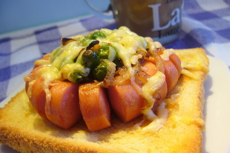 Фото к рецепту: Тосты с сосисками из серии "нескучные бутерброды"