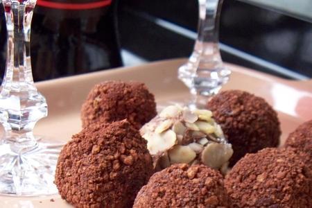 Фото к рецепту: Avocado-chocolate truffles /шоколадно-авокадные трюфеля.