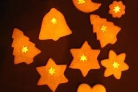 Фото к рецепту: Имбирно-медовые пряники с золотыми звездами
