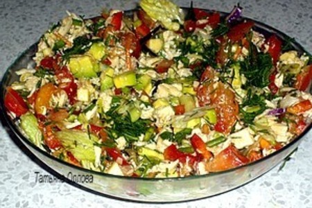 Фото к рецепту: Салат с курицей,сыром и чесноком