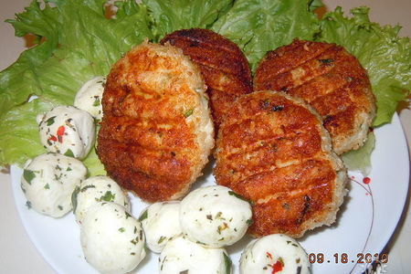 Фото к рецепту: Вкусные куриные котлетки с орехами и базиликом