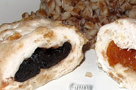 Фото к рецепту: Паровые куриные котлеты с курагой и черносливом