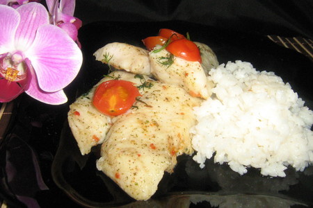 Фото к рецепту: Запечённая в пакете рыба с помидорами "черри"