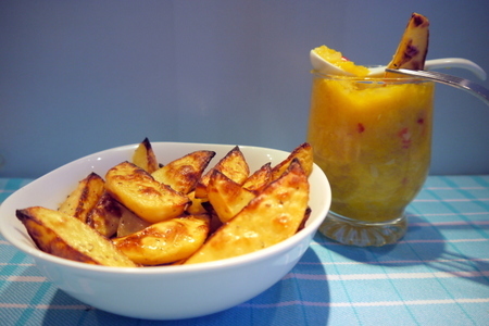 Фото к рецепту: Печеная розмариновая картошка с апельсиновым соусом-сальсей