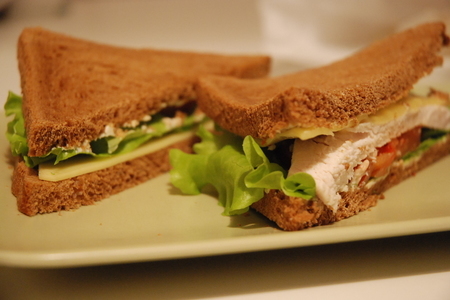 Фото к рецепту: Сэндвич с курицей