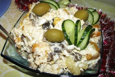 Фото к рецепту: Ананасовый салат с грибами