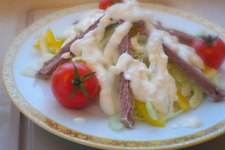 Фото к рецепту: Салат из кольраби с говядиной и сметано-яблочным соусом