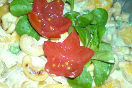 Фото к рецепту: Салат из куриной грудинки, кешью и манго