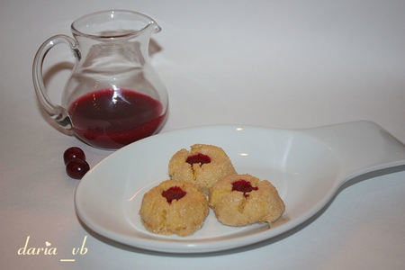Фото к рецепту: Рассыпчатое печенье с клюквенным джемом «отпечатки» (cranberry thumbprints)