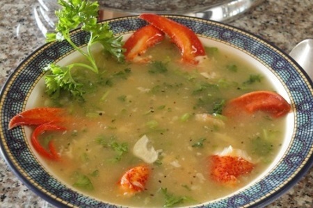 Фото к рецепту: Суп с омарами,вином и вермутом