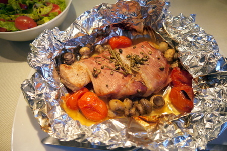 Фото к рецепту: Свиной стейк, запеченный в фольге