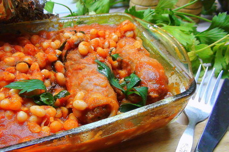 Фото к рецепту: Фасоль, тушённая в томате с домашними «колбасками».
