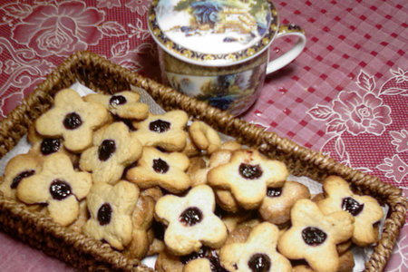 Фото к рецепту: Хрустящее печенье с вишнёвым конфитюром.