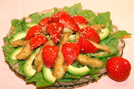 Фото к рецепту: Салат из курицы-карри с клубникой и авокадо