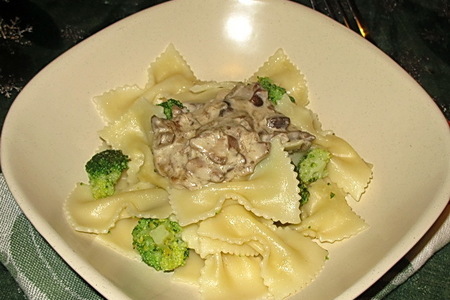 Фото к рецепту: Фарфалле с брокколи и грибным соусом