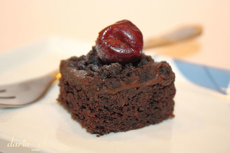 Фото к рецепту: Шоколадное пирожное «пьяная вишня»