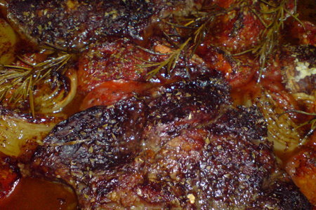 Фото к рецепту: Грудинка говяжья в травках,томлёная с помидорами