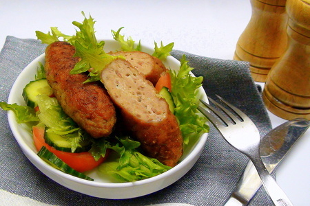 Фото к рецепту: Мясные пальчики в ароматной панировке. мясные сигары из рубленого мяса.
