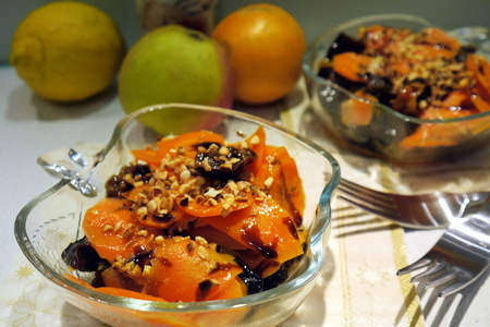 Теплый морковный салат с черносливом и миндалем (витаминный завтрак)