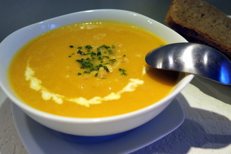 Фото к рецепту: Морковно-апельсиновый суп-крем с чечевицей