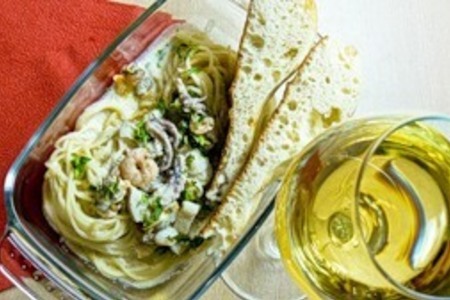 Фото к рецепту: Спагетти с морским коктейлем в сливочном соусе.