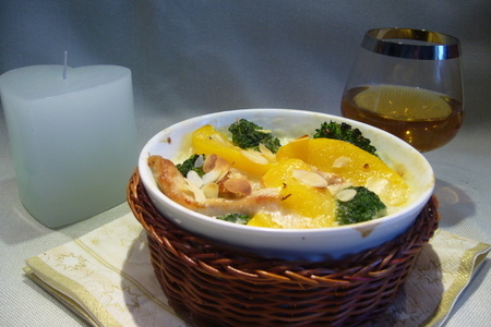 Фото к рецепту: Рисовая запеканка с курицей, брокколи и персиками