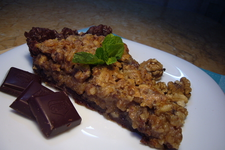 Фото к рецепту: Шоколадный пирог с грецкими орехами и сливочной карамелью.